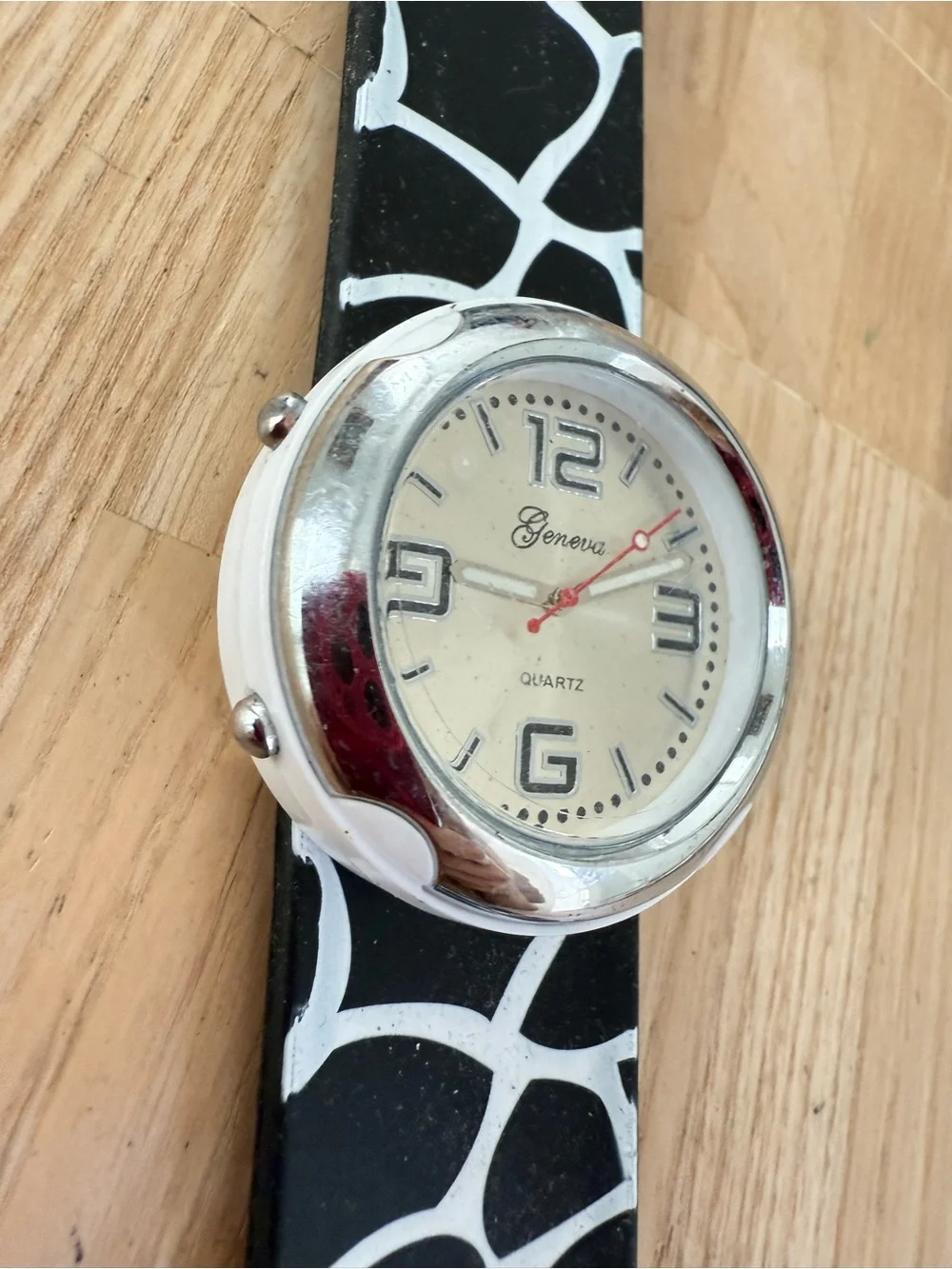 Geneva ladies silver tone black white slap bracelet fashion watch NEW BATTERY